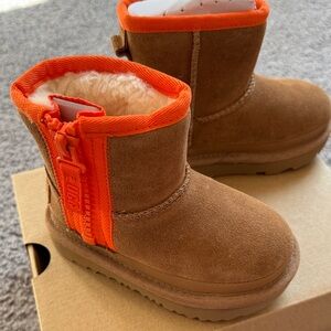 UGG Classic Mini Zipper Tape Logo Chestnut Suede - Toddler 7
